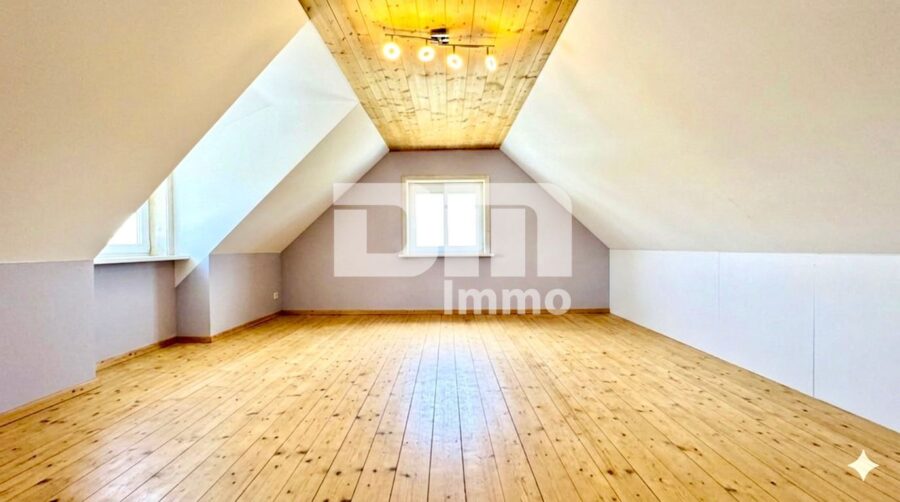 Teilsaniertes EFH in zentraler Lage mit 2 Garagen - DG Schlafzimmer 2 / Studio 2